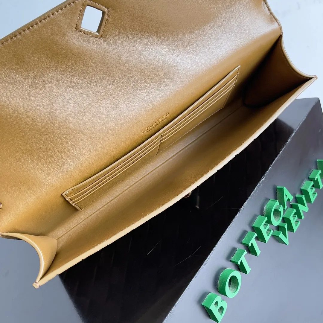 The batch of 1360 BV Andiamo evening handbags has been heavily planted again~ The designer aesthetics in the era of economic downturn are back. I fell in love with it at first sight and can't put it down. It's so beautiful and full of aura. The shape and texture are very competitive. It's light in weight and has sufficient capacity. It's a must-have for fashion people. It's suitable for many occasions, minimalist, high-end and light luxury. Model No.: 741511 (800754) Size: 31*13*3cm